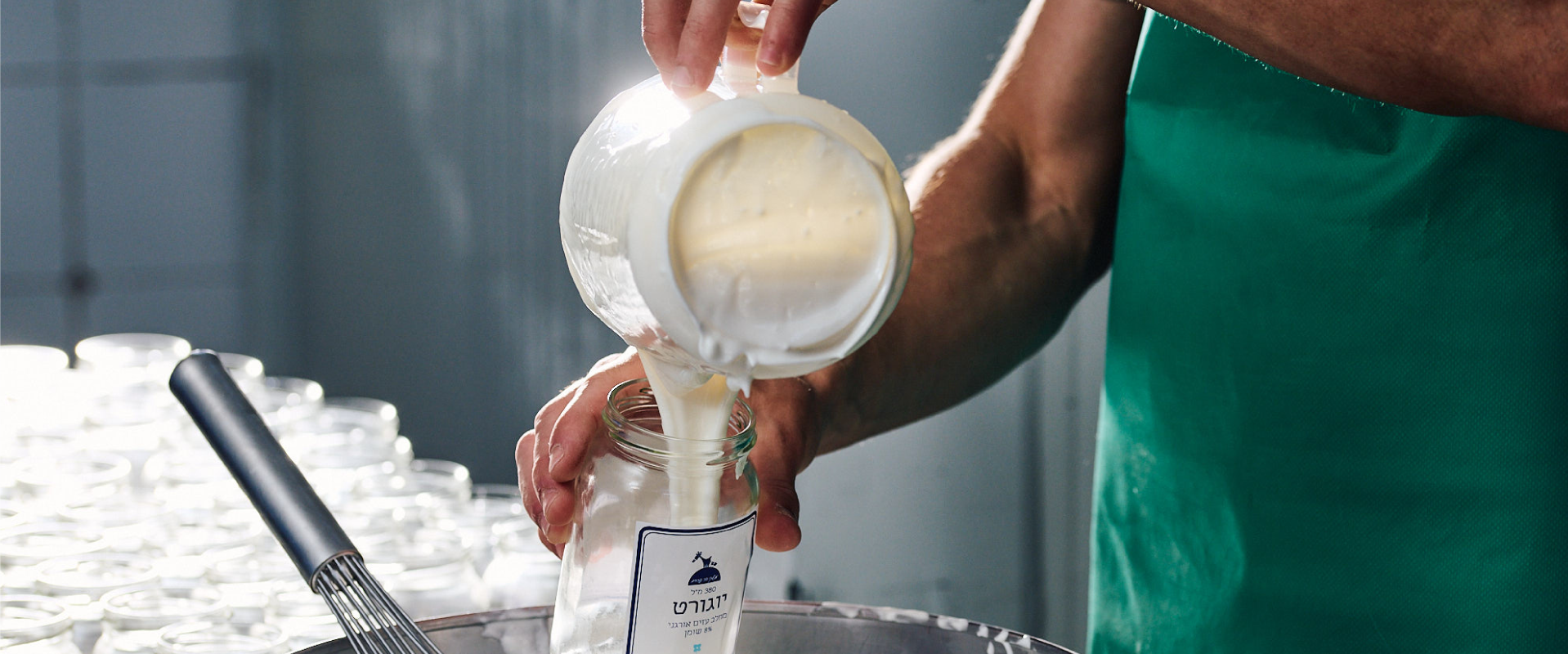 עובד שופך חלב לכוס